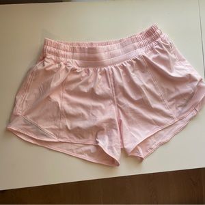 Lululemon 💛 Hotty hot low-rise lined shorts 4”
